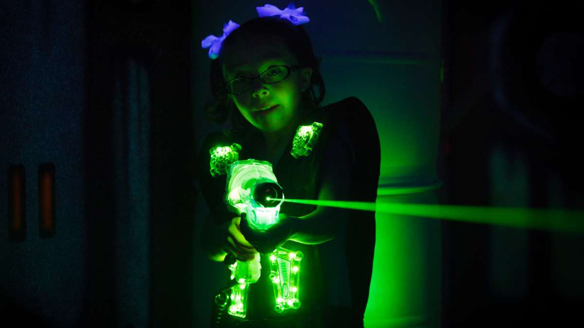 jente som spiller lasertag
